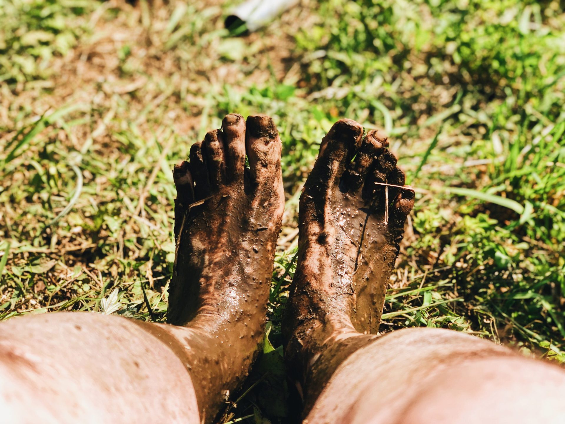 泥のついた足